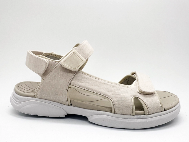 El diseño antideslizante aumenta la fricción y evita resbalones en cómodas sandalias para niños. 