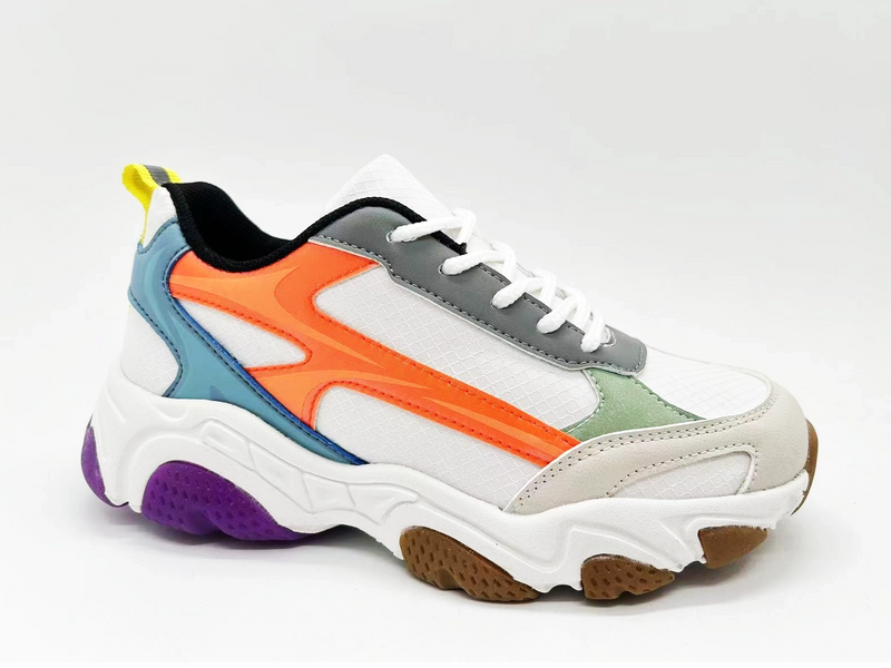 La zapatilla de deporte de las muchachas cómodas, duraderas y de moda