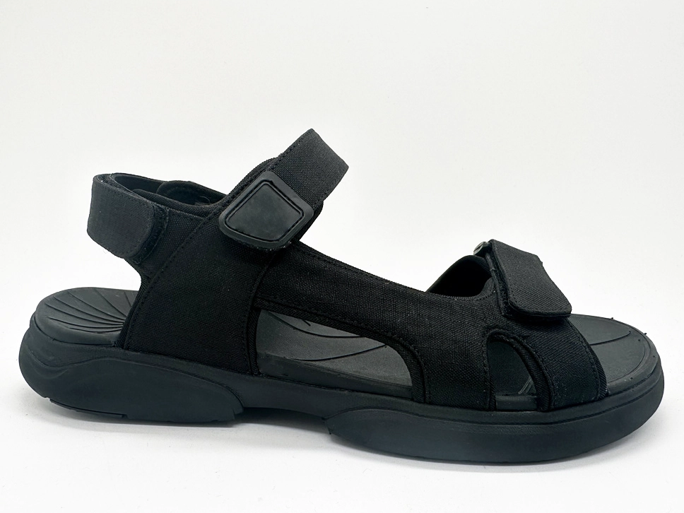 El diseño antideslizante aumenta la fricción y evita resbalones en cómodas sandalias para niños. 