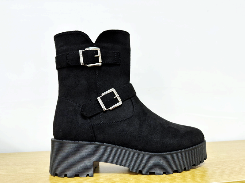 Botas de mujer impermeables con altura aumentada y diseño elegante de piel