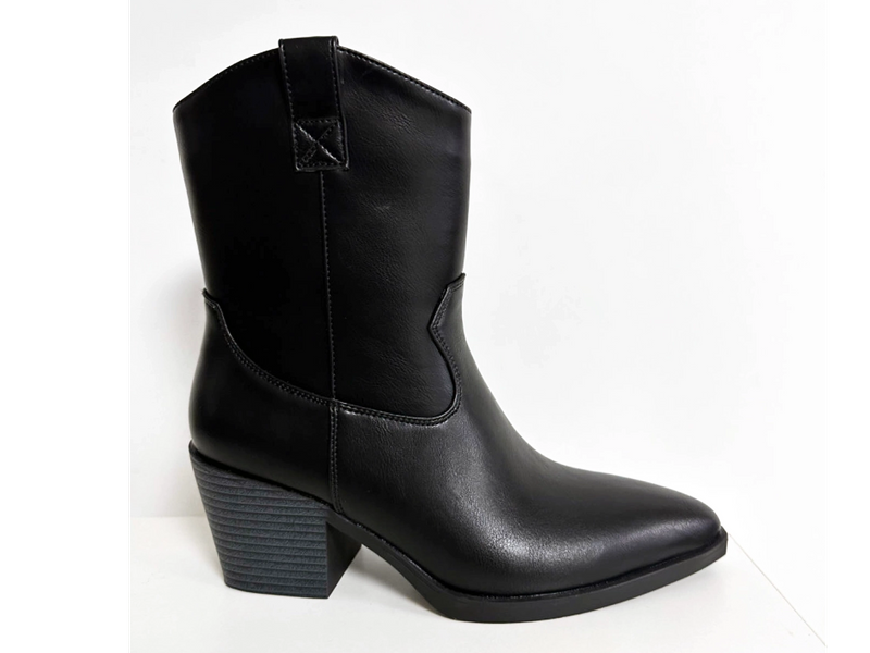 Nuevas botas de mujer suaves, delicadas y cómodas. 