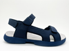El diseño antideslizante aumenta la fricción y evita resbalones en cómodas sandalias para niños. 