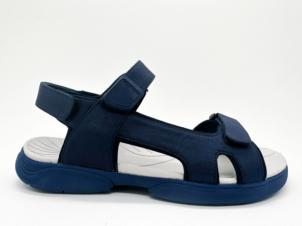 El diseño antideslizante aumenta la fricción y evita resbalones en cómodas sandalias para niños. 